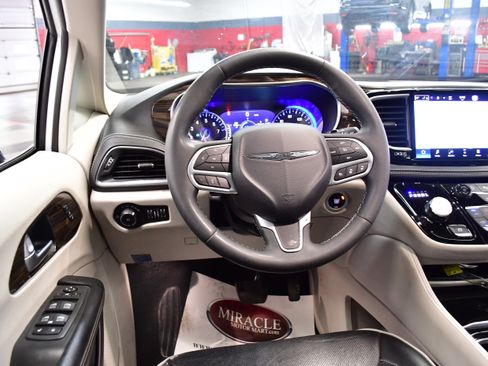 Used 2023 Chrysler Pacifica Limited FWD image 10