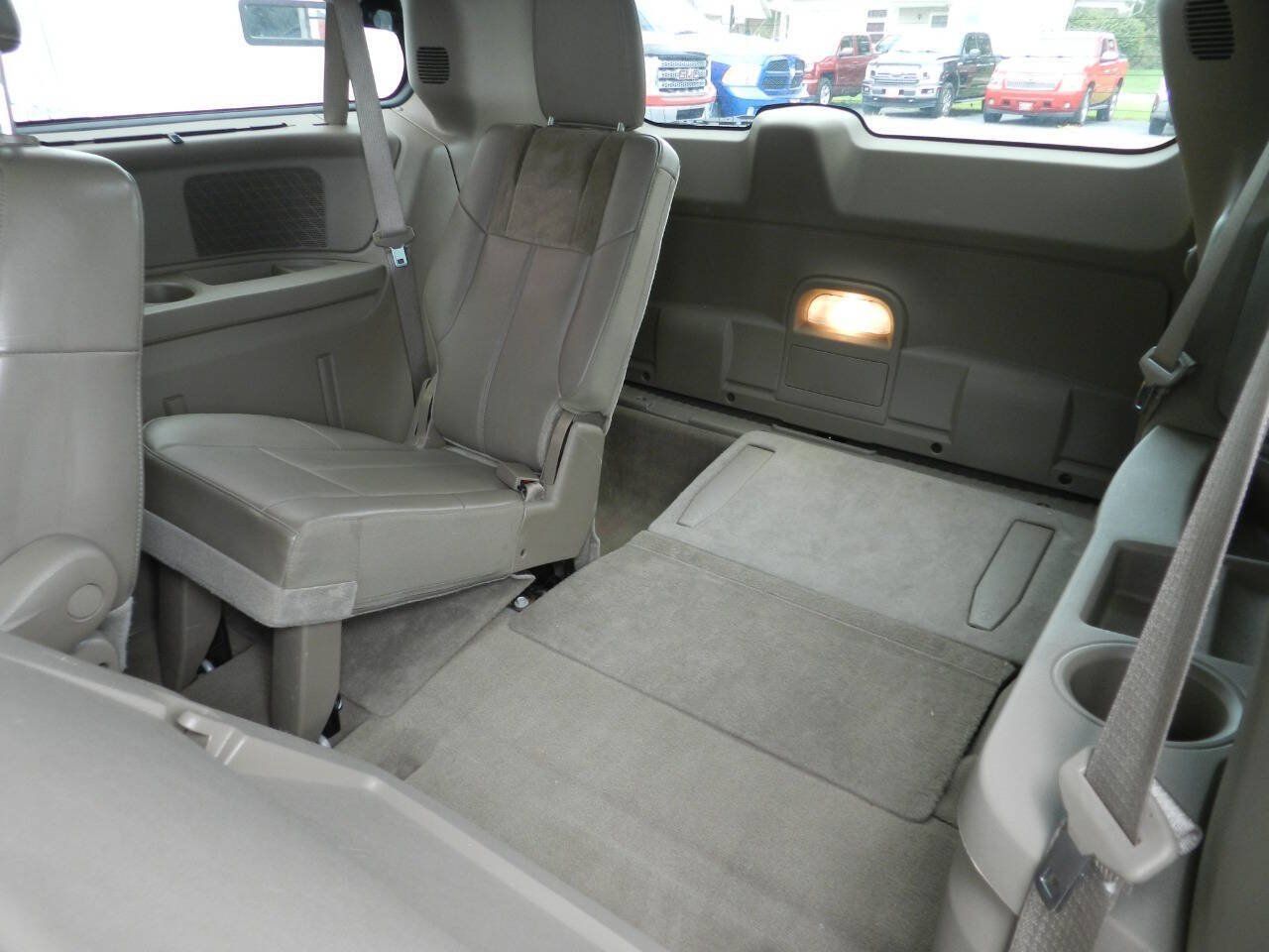 Used 2014 Chrysler Town & Country Limited w/ Luxury Group FWD image 11
