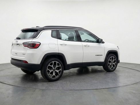 Used 2025 Jeep Compass Limited image 9