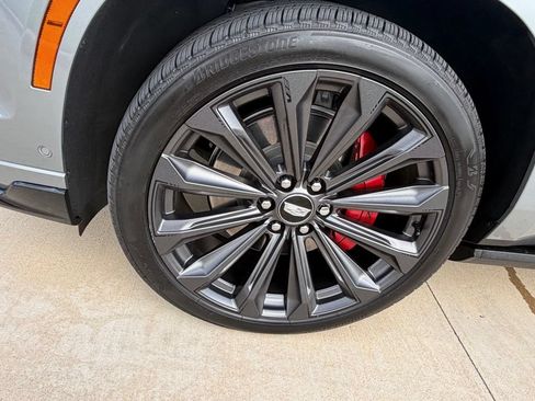 Used 2025 Cadillac Escalade ESV V AWD/4WD image 9