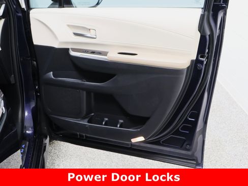Used 2023 Toyota Sienna Limited image 39