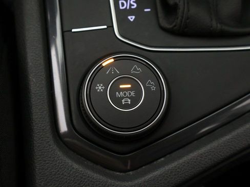 Used 2020 Volkswagen Tiguan SE image 49