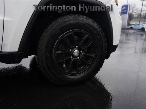 Used 2020 Jeep Grand Cherokee Laredo image 9