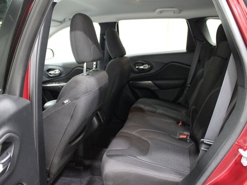 Used 2019 Jeep Cherokee Latitude w/ Popular Appearance Group FWD image 18