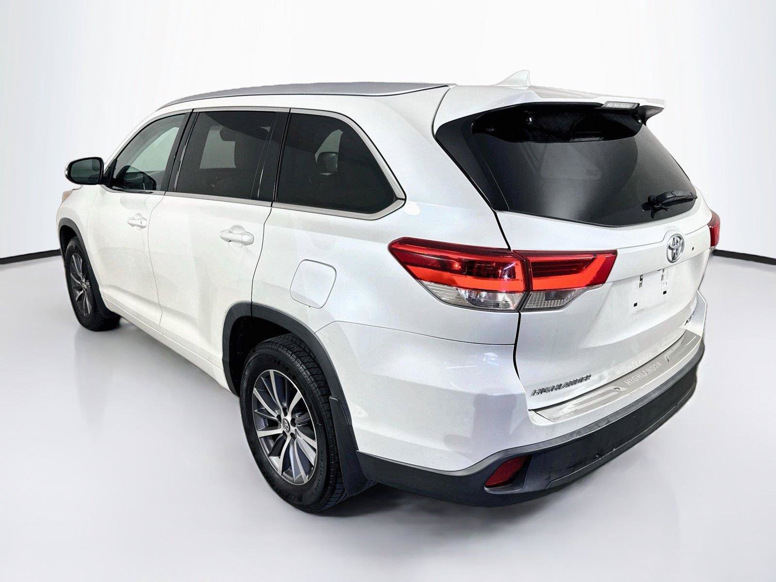 Used 2017 Toyota Highlander XLE AWD/4WD image 3