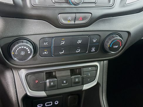 Used 2024 GMC Terrain SLE image 24