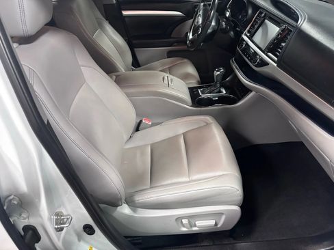 Used 2019 Toyota Highlander XLE image 18