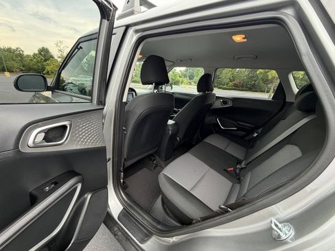 Used 2023 Kia Soul LX w/ LX Technology Package FWD image 12