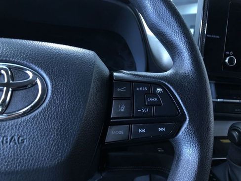 Used 2026 Toyota Sienna LE FWD image 27