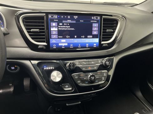 Used 2025 Chrysler Pacifica Select FWD image 17