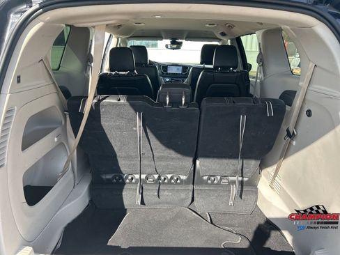 Used 2024 Chrysler Pacifica Touring-L image 10