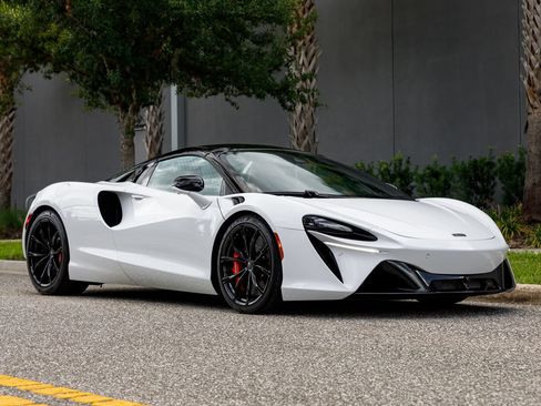 Used 2025 McLaren Artura Spider RWD image 2