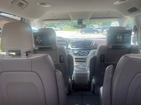 Used 2018 Chrysler Pacifica Touring-L Plus FWD image 18