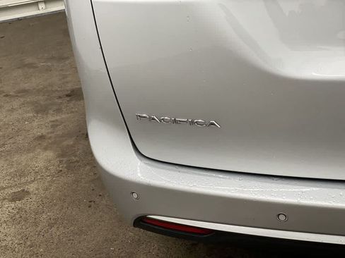 Used 2024 Chrysler Pacifica Touring-L FWD image 10