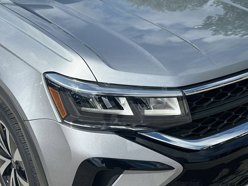 Used 2022 Volkswagen Taos SE image 34