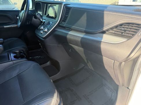 Used 2015 Toyota Sienna SE Premium FWD image 11
