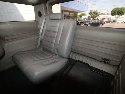 Used 2004 HUMMER H2 w/ Preferred Equipment Group image 9