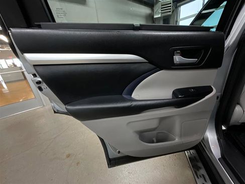 Used 2015 Toyota Highlander XLE image 19