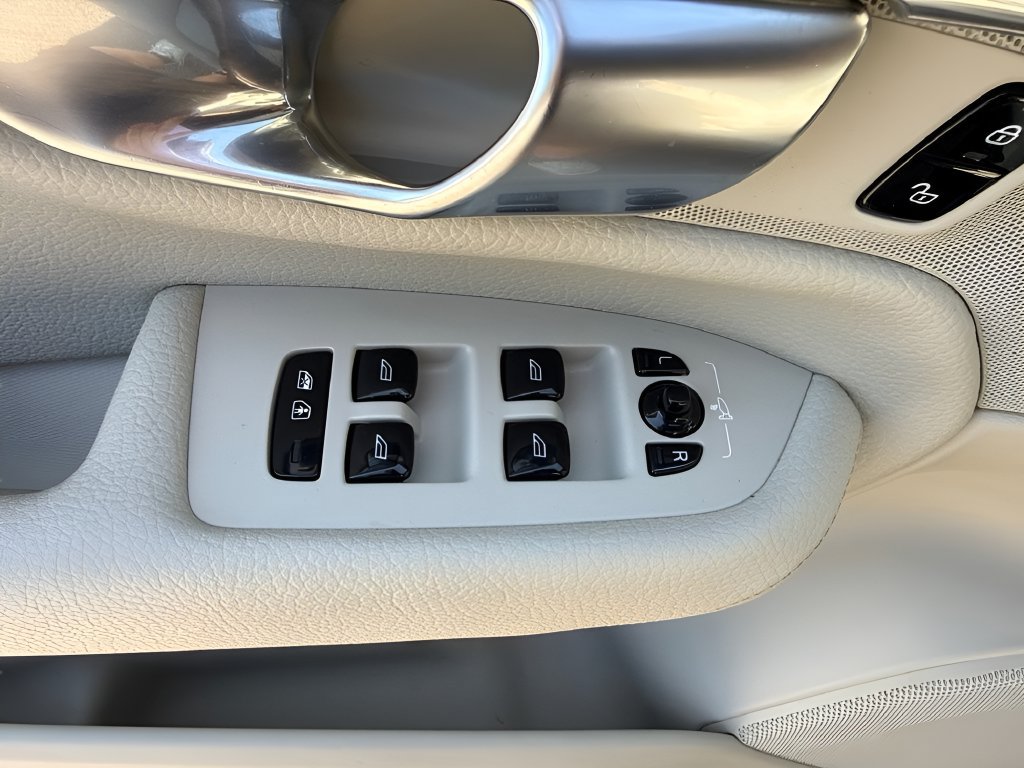 Used 2018 Volvo XC90 T6 Momentum AWD/4WD image 27