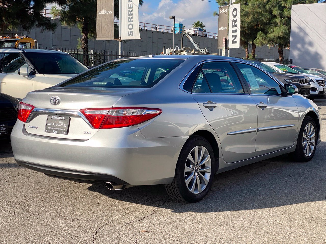 Used 2016 Toyota Camry XLE w/ Convenience Package FWD image 2