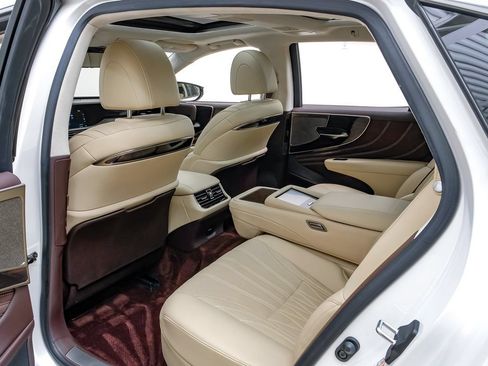 Used 2018 Lexus LS 500 w/ Luxury Package RWD image 38