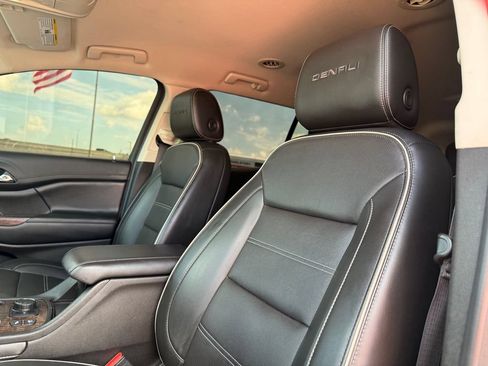 Used 2022 GMC Acadia Denali FWD image 13