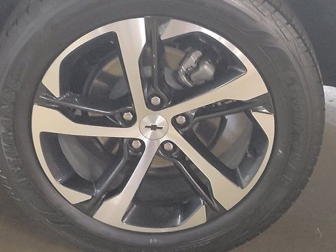Used 2025 Chevrolet Trax RS w/ Sunroof Package FWD image 31
