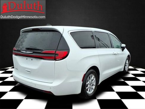 Used 2023 Chrysler Pacifica Touring-L image 5