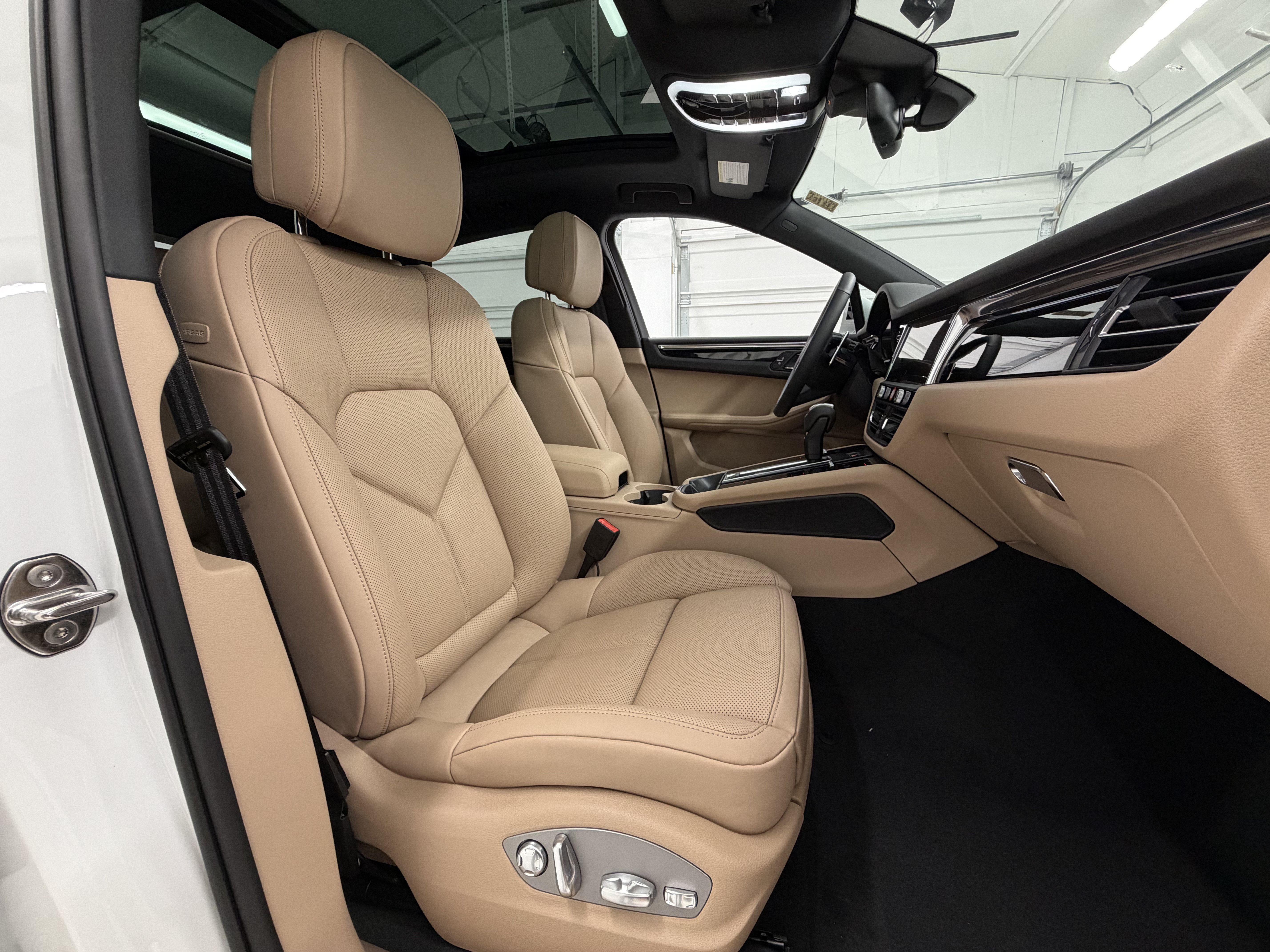 Certified 2026 Porsche Macan AWD/4WD image 23