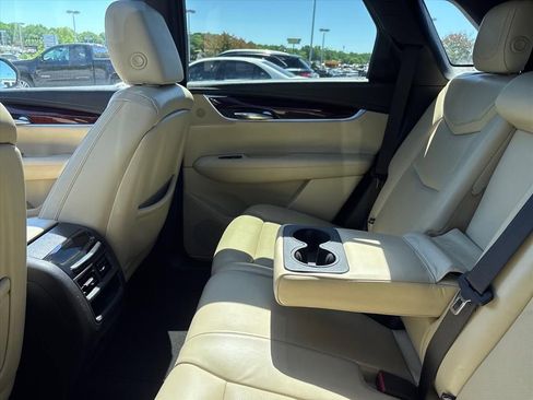 Used 2018 Cadillac XT5 Premium Luxury FWD image 18