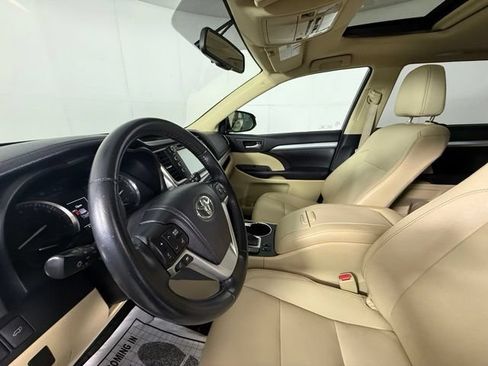 Used 2014 Toyota Highlander XLE FWD image 16