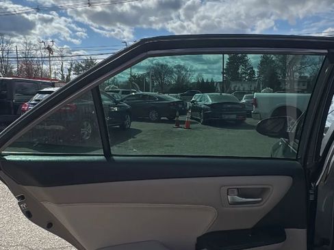 Used 2017 Toyota Camry XLE image 11