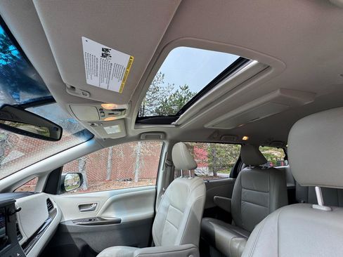 Used 2017 Toyota Sienna XLE Premium w/ Outdoor Package AWD/4WD image 9