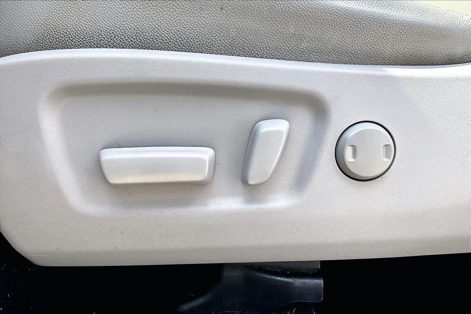 Used 2014 Toyota Highlander Plus AWD/4WD image 29