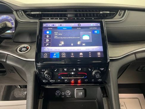 Used 2024 Jeep Grand Cherokee L Limited w/ Luxury Tech Group II image 14