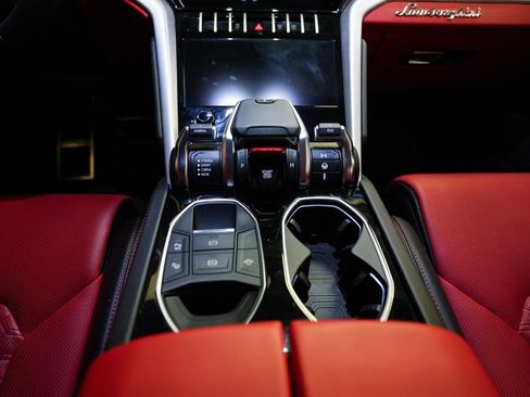 Used 2021 Lamborghini Urus image 18