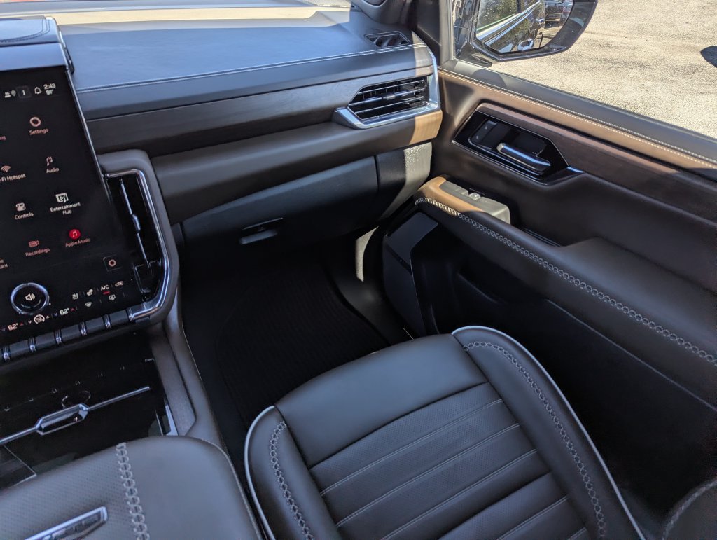 Used 2025 GMC Yukon XL Denali Ultimate AWD/4WD image 16