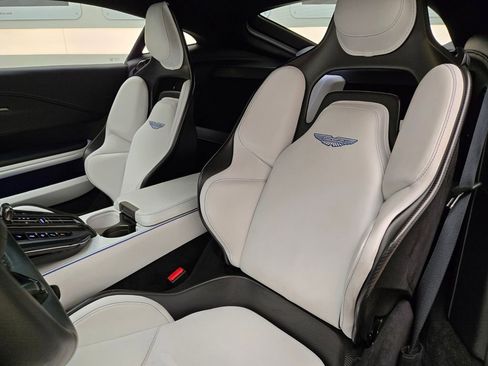 Used 2025 Aston Martin V8 Vantage Coupe image 30