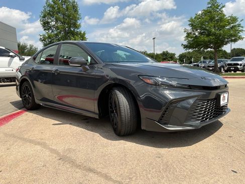 Used 2025 Toyota Camry SE FWD image 4