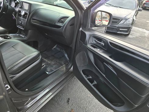 Used 2016 Chrysler Town & Country S w/ Driver Convenience Group image 12