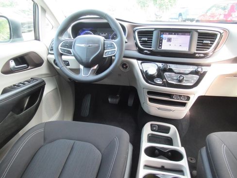 Certified 2023 Chrysler Voyager LX FWD image 13
