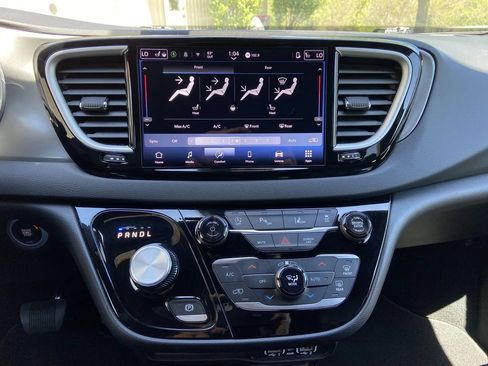 Used 2025 Chrysler Pacifica Select FWD image 19