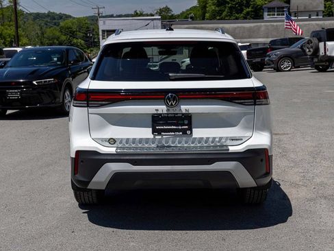 Used 2025 Volkswagen Tiguan SE AWD/4WD image 5