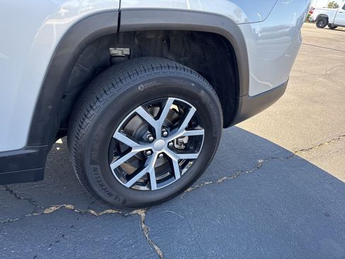 Used 2024 Jeep Grand Cherokee L Limited w/ Luxury Tech Group II image 12