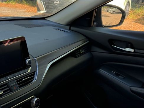 Used 2025 Nissan Altima 2.5 SV image 30