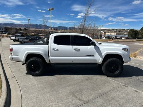 Used 2016 Toyota Tacoma Limited w/ Towing Package image 10
