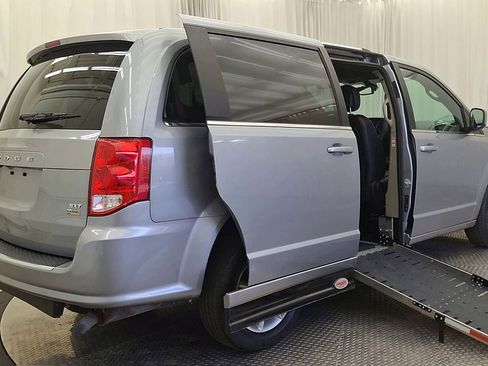 Used 2019 Dodge Grand Caravan SXT FWD image 3