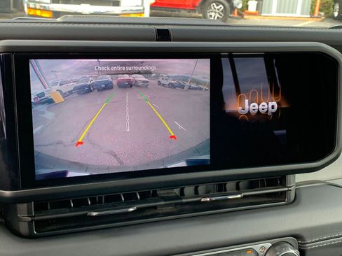 Used 2025 Jeep Wrangler Sahara image 17