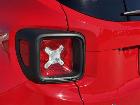 Used 2018 Jeep Renegade Latitude w/ Popular Equipment Group image 28