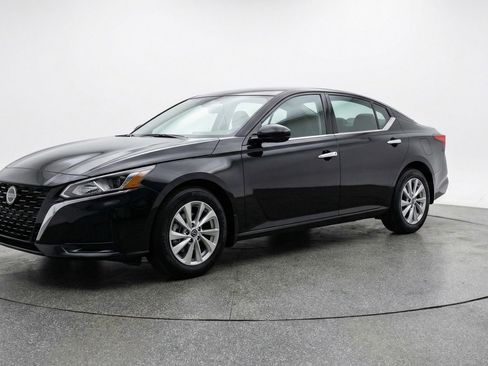 Used 2025 Nissan Altima 2.5 SV FWD image 3